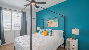 1 soverom, skrivebord, strykejern/-brett og reiseseng for barn