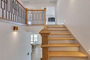 Un escalier avec des marches en bois et une conception moderne de la rampe.