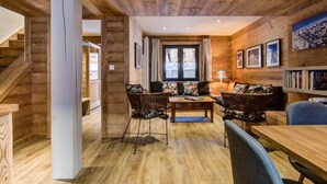 A cozy wooden interior with a sofa set, a coffee table, and a bookshelf. - Chalet, 200m from ski slopes, Ground floor, balcony, tv, ski locker, 150m², La Plagne (Aime)