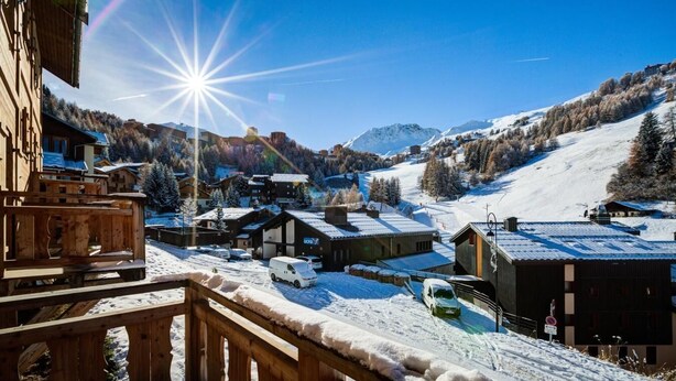 A snow-covered mountain village with wooden buildings and a clear sky. - Chalet, 200m from ski slopes, Ground floor, balcony, tv, ski locker, 150m², La Plagne (Aime)