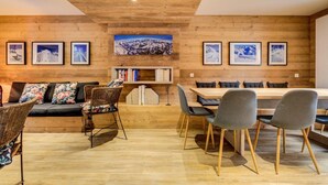 A modern dining area with a wooden ceiling, a large painting, and a bookshelf. - Chalet, 200m from ski slopes, Ground floor, balcony, tv, ski locker, 150m², La Plagne (Aime)