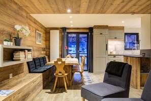 A cozy cabin interior with a wooden interior, a dining area, and a kitchen. - Chalet, 50m from resort center, 2nd floor, balcony, tv, ski locker, 150m², La Plagne (Aime)