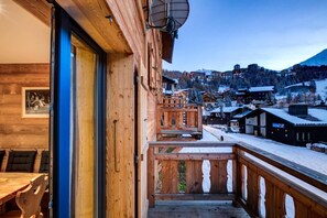 Outdoor dining - Chalet, 50m from resort center, 2nd floor, balcony, tv, ski locker, 150m², La Plagne (Aime)