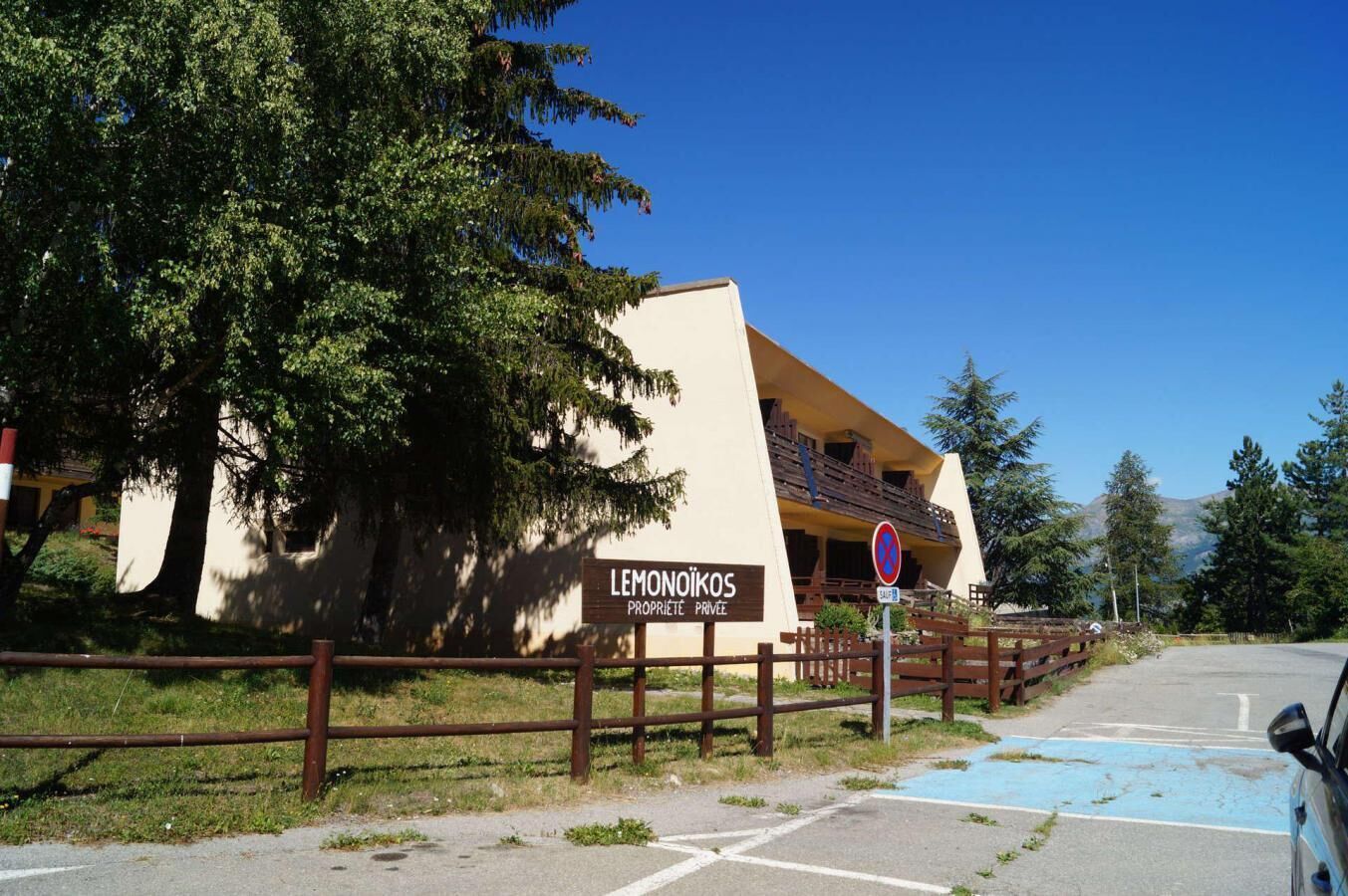 Un bâtiment sur lequel on peut lire l’inscription : « LEMONOIKOS, PROPRIÉTÉ PRIVÉE ».