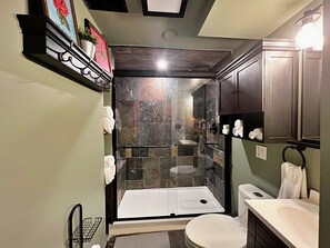 Free toiletries, hair dryer, towels - The Banksy-Greystone Rooftop Firepit United Center (Chicago)