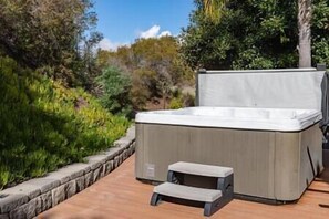 Outdoor spa tub - Elite Retreat! Hot Tub, Arcade, & Theater. 6 Beds! (Encinitas)