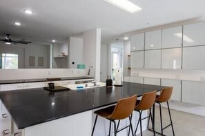 Geladeira, micro-ondas, fogão, cooktop