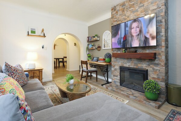 Smart TV - Vibrant Living 1B1B 10 mins. drive to Disneyland (Santa Ana)