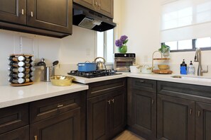 Fridge, microwave, oven, stovetop - Vibrant Living 1B1B 10 mins. drive to Disneyland (Santa Ana)