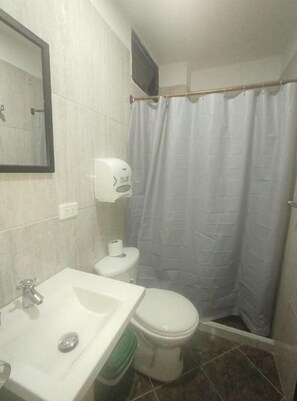 تجهيزات دش، مناشف، ورق حمّام