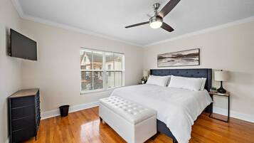 2 habitaciones, escritorio y tabla de planchar con plancha