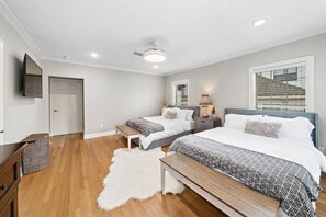 3 bedrooms, desk, iron/ironing board, WiFi - The Queen’s Gambit II (Houston)