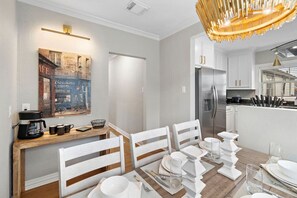 Dining - The Queen’s Gambit II (Houston)