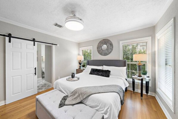 3 Schlafzimmer, Schreibtisch, Bügeleisen/Bügelbrett, WLAN