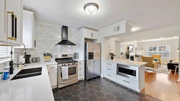 Refrigerador, microondas, horno y parrilla de estufa