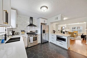 雪櫃、微波爐、焗爐、爐具