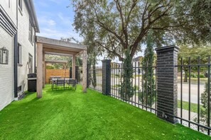 Outdoor dining - 1st Floor Near MD Anderson | Free Parking | Pets (Houston)