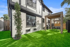 Outdoor dining - The Bishop's Haven 1 (Houston)