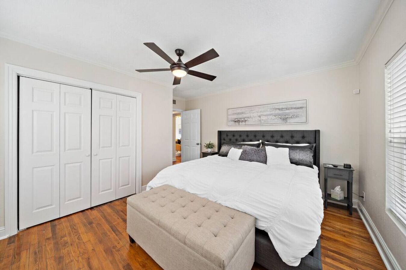 2 habitaciones, escritorio, tabla de planchar con plancha y wifi gratis 