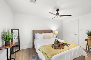 2 habitaciones, escritorio y tabla de planchar con plancha 