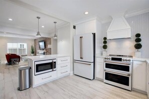 Køleskab, mikrobølgeovn, ovn, kogeplade