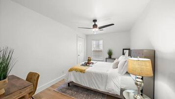 2 slaapkamers, een bureau, een strijkplank/strijkijzer, reisbedje