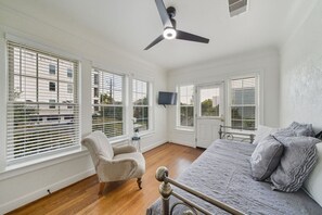 4 bedrooms, desk, WiFi
