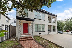 Exterior - The Queen's Gambit I (Houston)