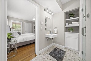 3 Schlafzimmer, Schreibtisch, Bügeleisen/Bügelbrett, Reisekinderbett
