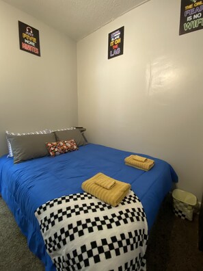 3 bedrooms, iron/ironing board, WiFi, bed sheets