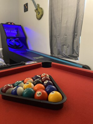 Game room - THE GAMER’S OASIS! Bring friends and family together for retro/modern gaming! (Springfield)