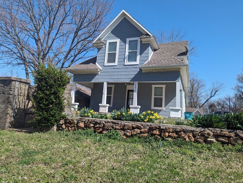 THE GAMER’S OASIS! Bring friends and family together for retro/modern gaming! 