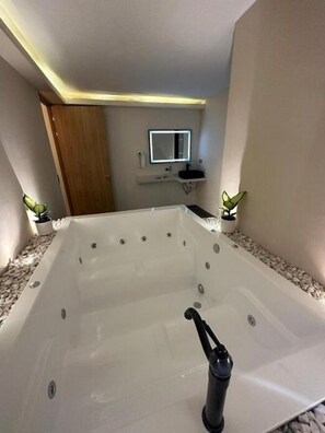 Suihku, pyyhkeet, vessapaperi