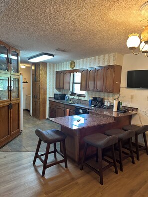 冷蔵庫、電子レンジ、オーブン、コンロ