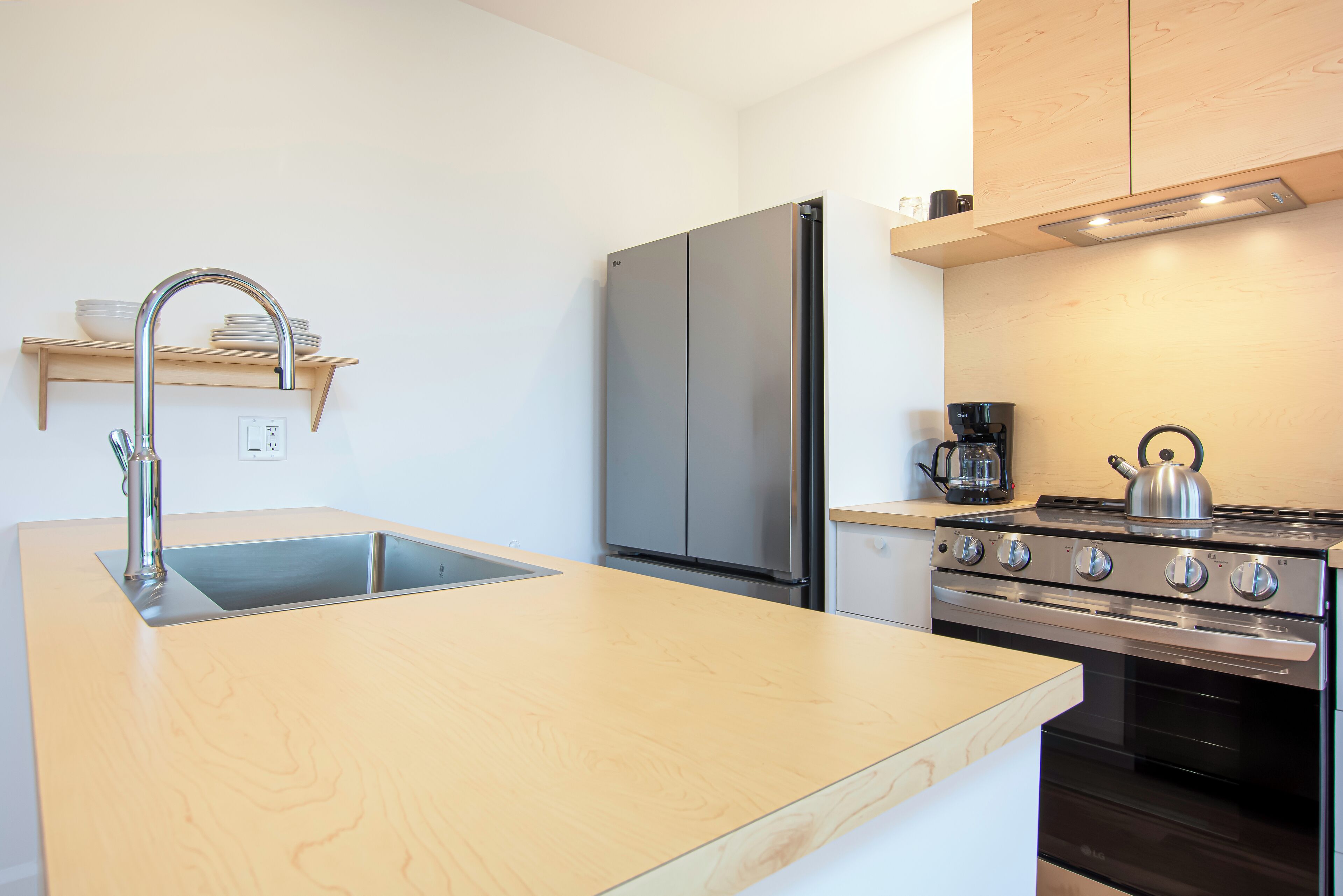 Frigorífico, microondas, horno y lavavajillas