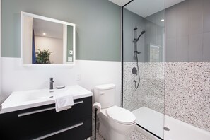 Apartment - 1 queen bedroom | Badezimmer | Dusche, Regendusche, Haartrockner, Handtücher