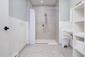 Loft | Baño | Regadera, regadera tipo lluvia, secadora de cabello, toallas