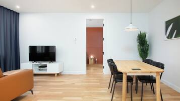 Appartement - 1 chambre grand lit | Coin séjour | Télévision à écran plat de 50 pouces avec chaînes numériques