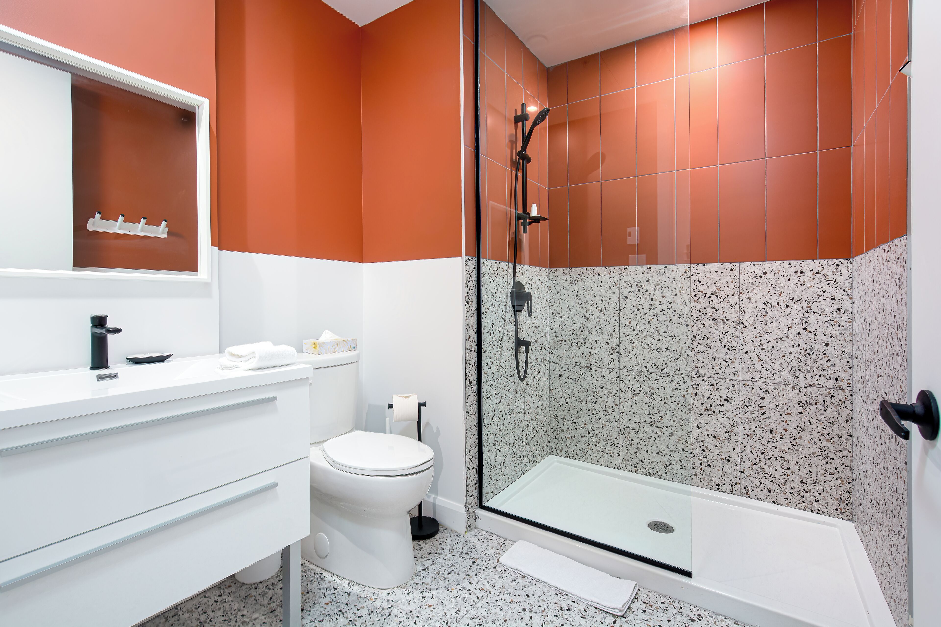 Loft - 1 queen bed | Badrum | Dusch, regndusch, hårtork och handdukar