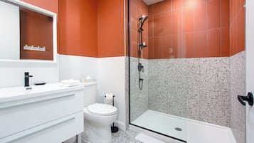 Loft - 1 queen bed | Badrum | Dusch, regndusch, hÄrtork och handdukar