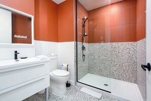 Loft - 1 queen bed | Bathroom | Shower, rainfall showerhead, hair dryer, towels - Les Lofts de Vitré - Par Les Lofts Vieux-Québec (Québec City)
