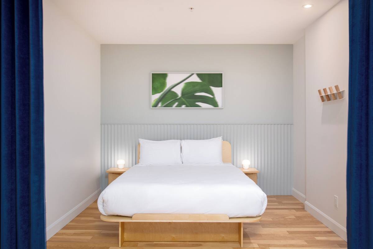 Accessible loft - 1 queen bed | เปลนอนเด็กแบบพกพา, Wi-Fi ฟรี, ผ้าปูที่นอน