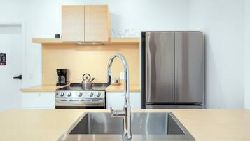 Loft adapté - 1 grand lit | Cuisine privée | Réfrigérateur, micro-ondes, four, lave-vaisselle
