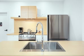 Accessible loft - 1 queen bed | Cozinha privada | Geladeira, micro-ondas, fogão, lava-louças