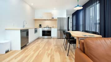 Ullakkohuoneisto | Yksityinen keittiö | Jääkaappi, mikroaaltouuni, uuni, astianpesukone