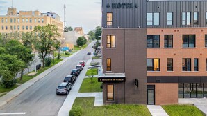 Un hôtel moderne avec une enseigne indiquant « HÔTEL » et « LES LOFTS DE VITRÉ ».