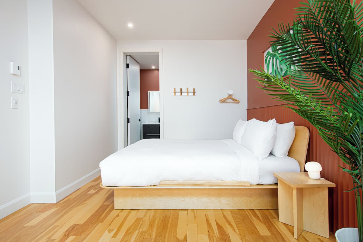 2 bedrooms, travel crib, free WiFi, bed sheets