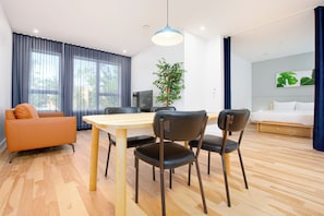 Accessible loft - 1 queen bed | Oleskelualue | 50–tuumainen taulutelevisio, jossa digitaalikanavat