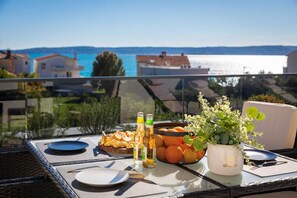 Outdoor dining - Luxury Villa Lux with Heated Pool (Kaštel Kambelovac)