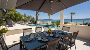 Outdoor dining - Beachfront Villa Ines with Pool (Kaštel Štafilić)